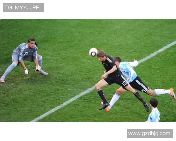 足球明星穆勒在比赛中精彩头球瞬间的精彩图片分享 足球明星穆勒在比赛中精彩头球瞬间的精彩图片分享